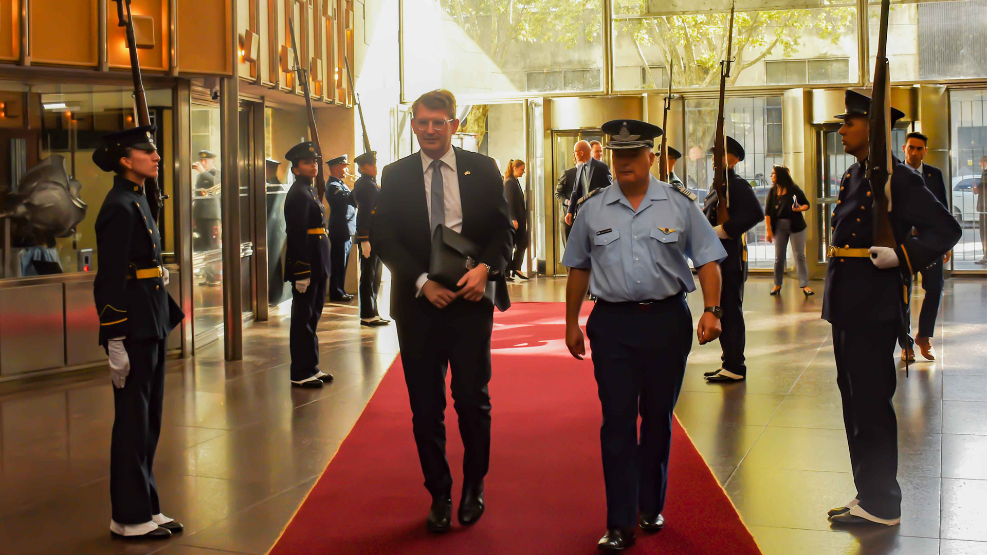 El ministro de Defensa danés visitó el edificio Cóndor